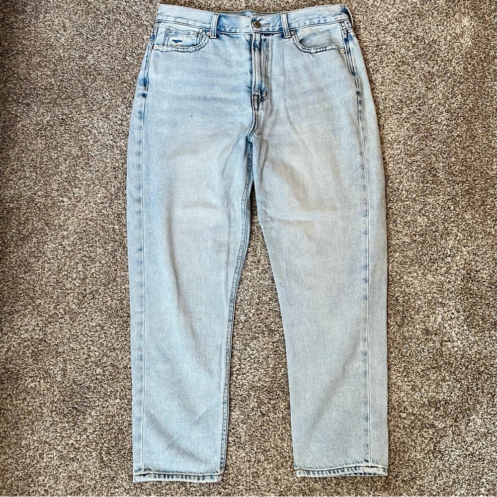 American Eagle Light Wash Mom Jean